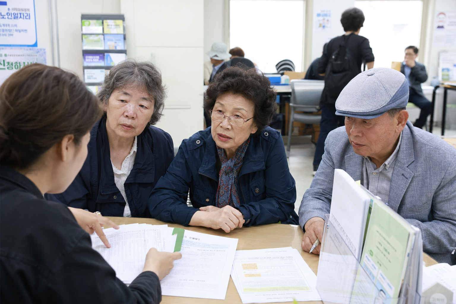 노인 일자리 상담을 받는 한국 시니어들