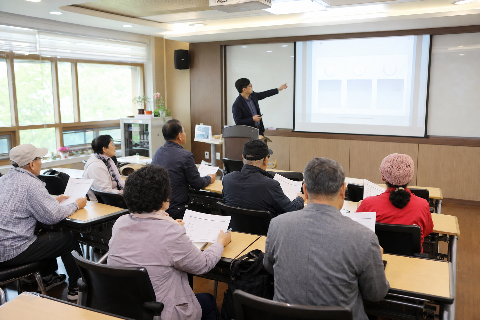 노인일자리 우수 아이템 안내를 듣는 시니어들