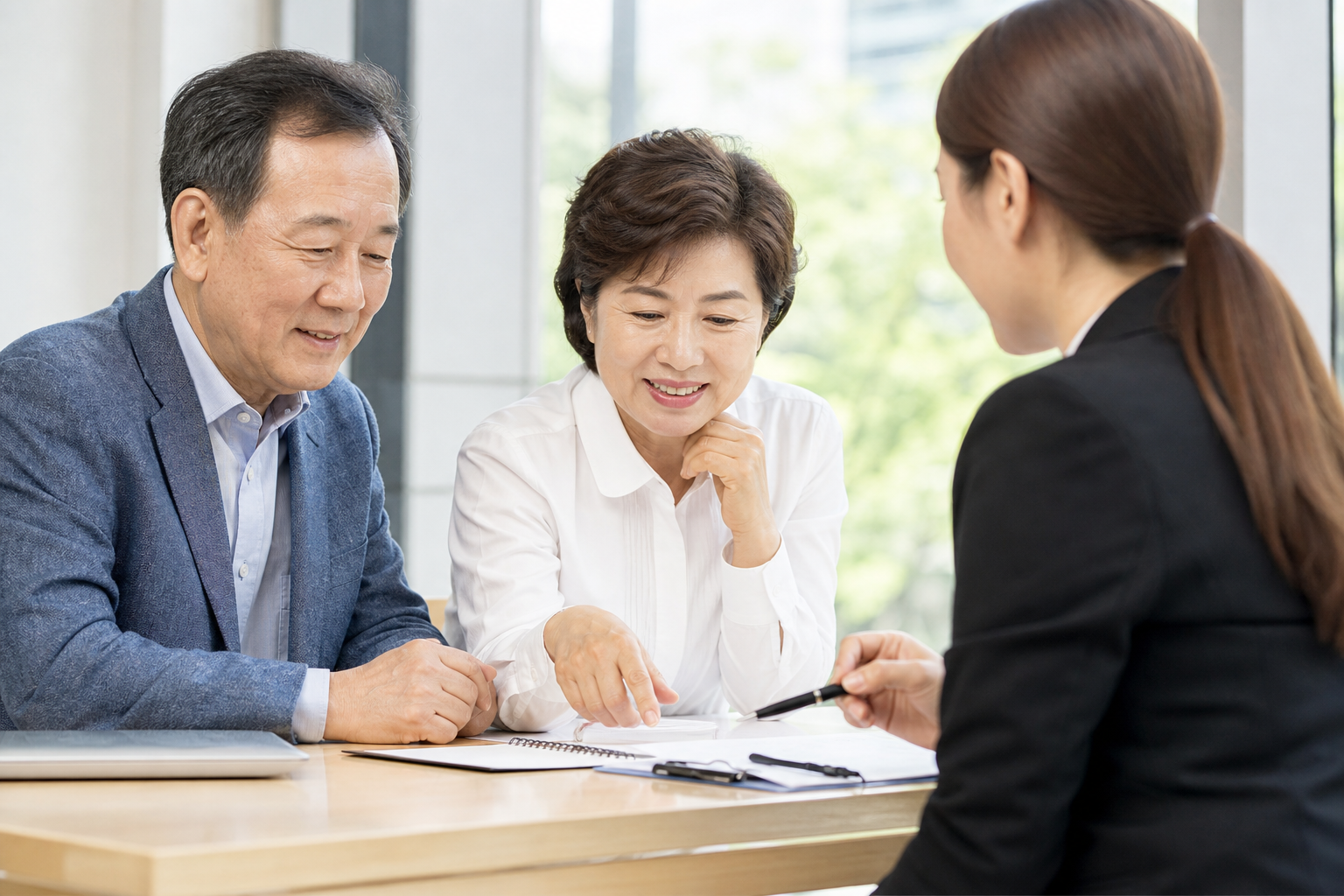 건강보험 관련 체크리스트를 함께 정리하는 중장년층과 보호자
